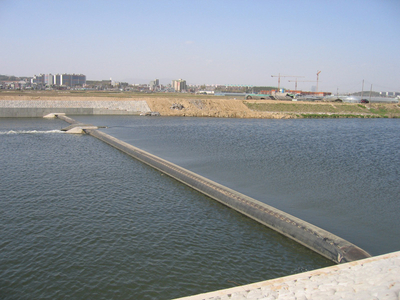 Presa de agua de río de goma inflable de aire 
