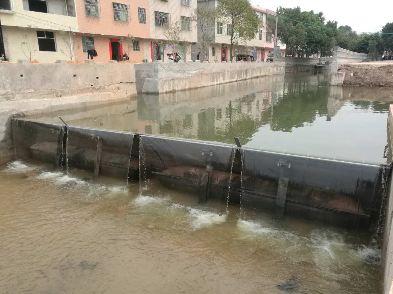 Barreras contra inundaciones Presa de goma Presa inflable llena de agua
