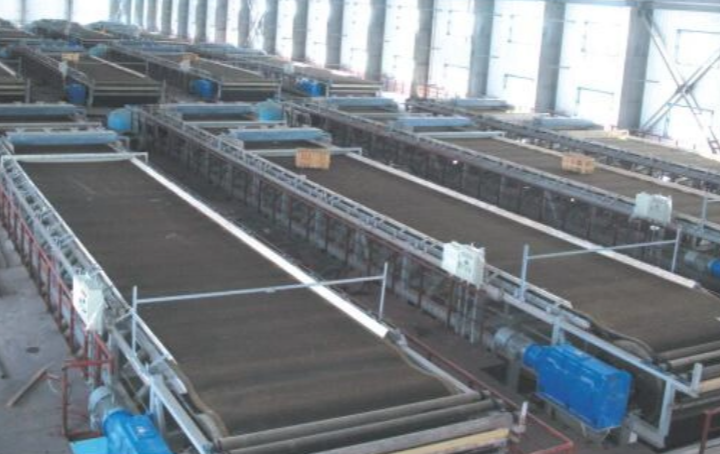 ¿Qué es una cinta transportadora de caucho y cómo funciona en la industria?