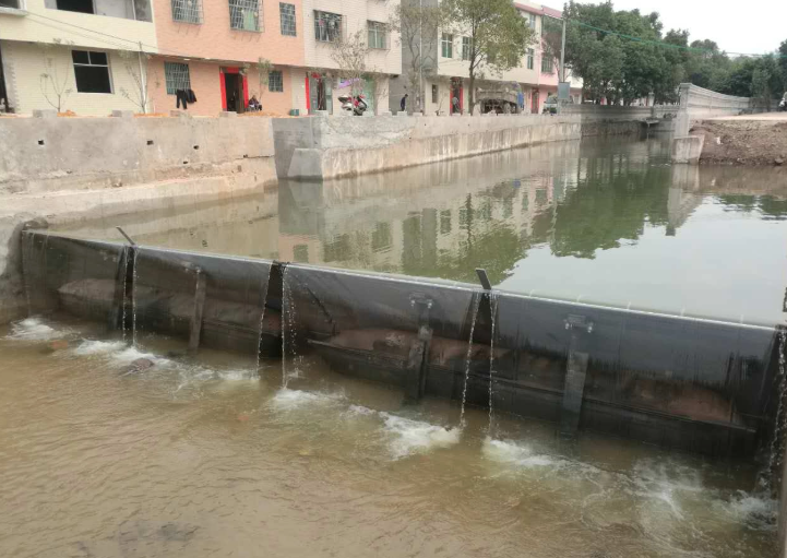 Presas de goma llenas de agua versus presas de goma inflables con aire, cuál es mejor para la gestión moderna del agua