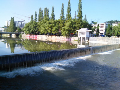 Presa de agua del río Barrera de agua del río de caucho