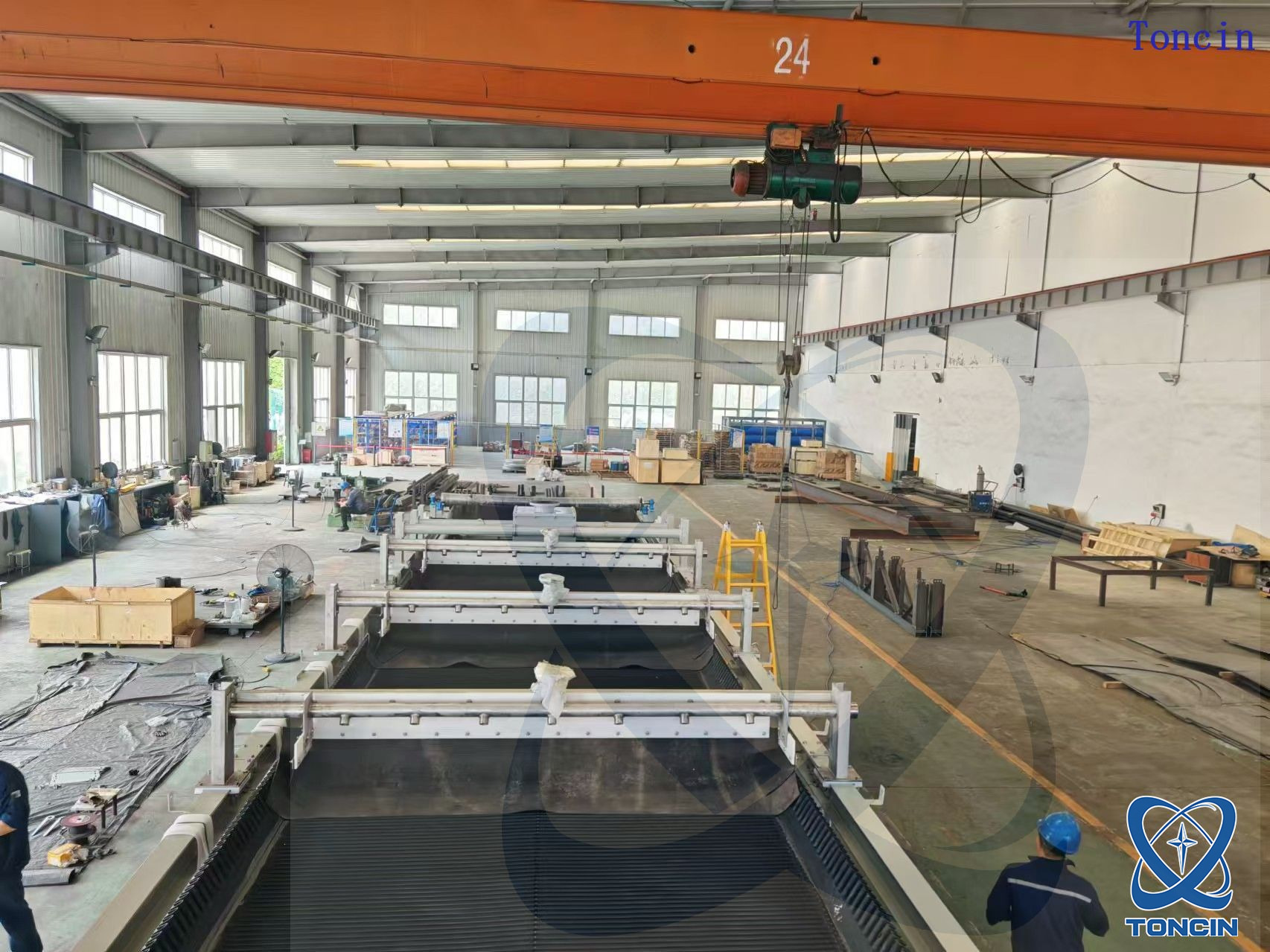 Filtro de correa de vac&iacute;o horizontal funcionando en una instalaci&oacute;n de procesamiento industrial